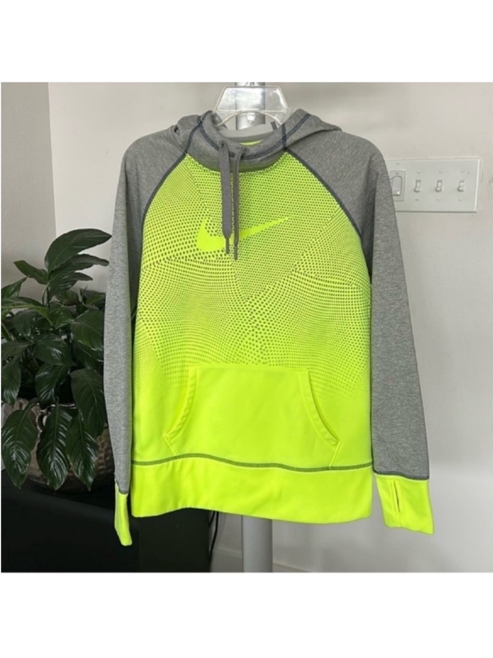 Nike Therma Fit Pullover Hoodie Sweatshirt Sz M Gray Neon Thumb holes RARE